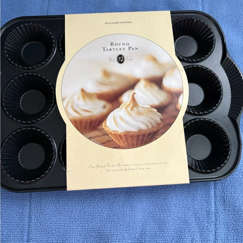 Williams Sonoma Black 12-Cup Round Tartlet Pan